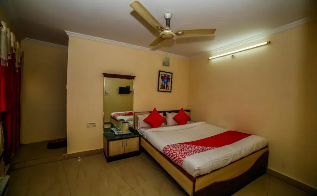 SR Inn By OYO Rooms