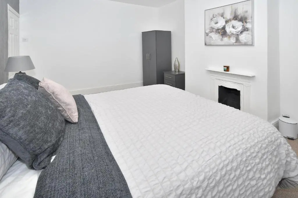 Beautiful 3-bed House by Ministays Stoke-on-trent