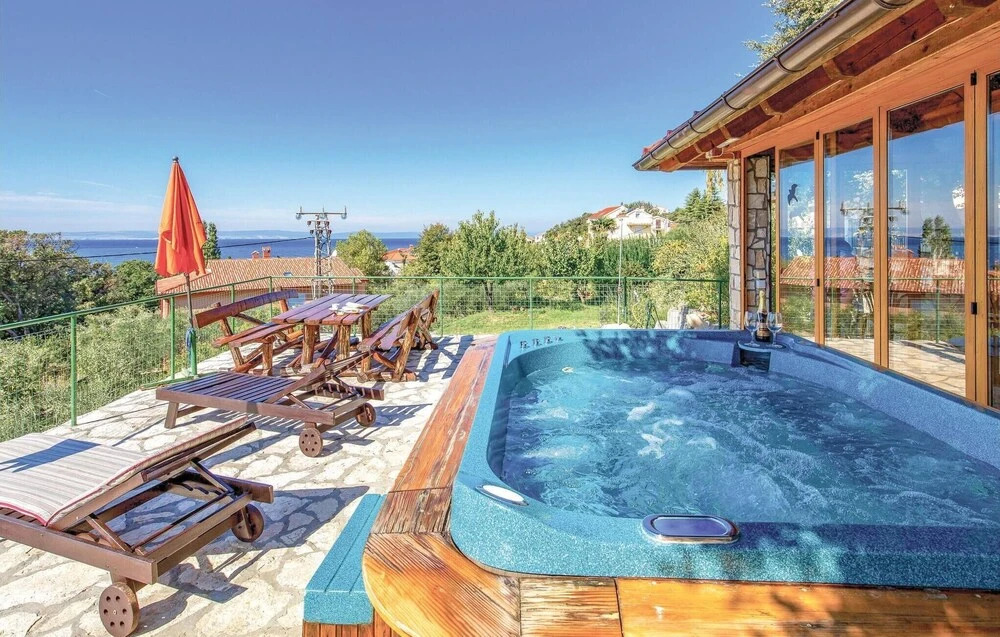 Stunning Apartment in Supetarska Draga With Sauna, Wifi and 2 Bedrooms