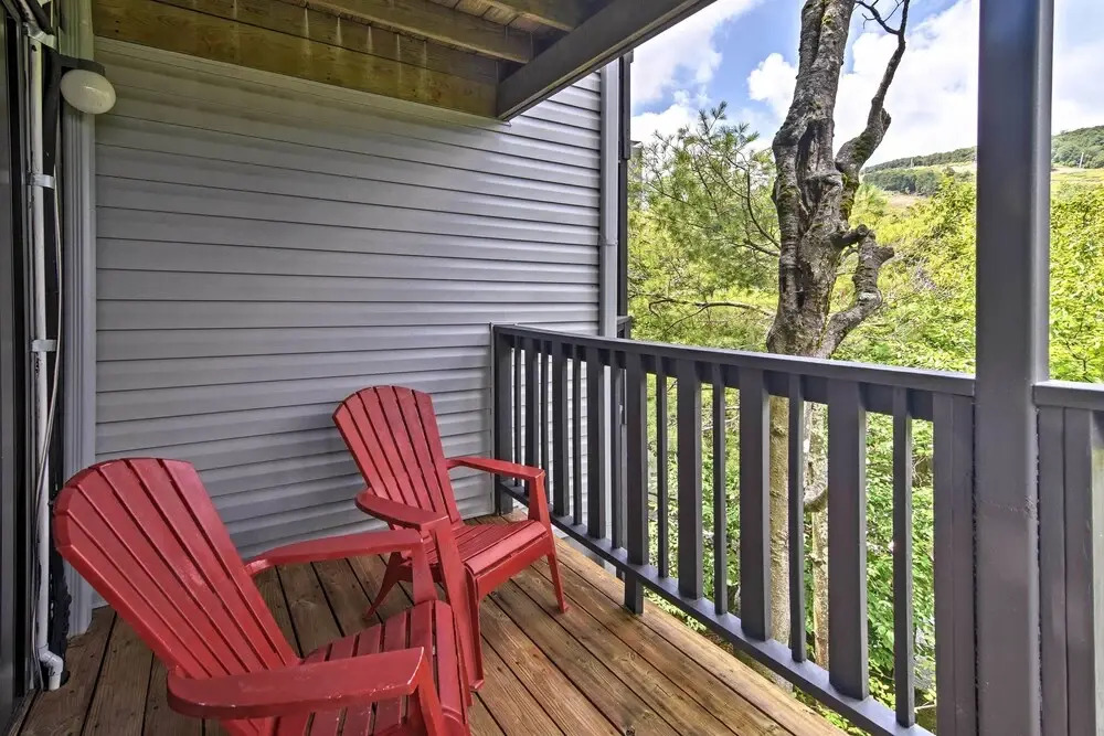 Year-round Fun in Beech Mountain! Condo w/ Balcony