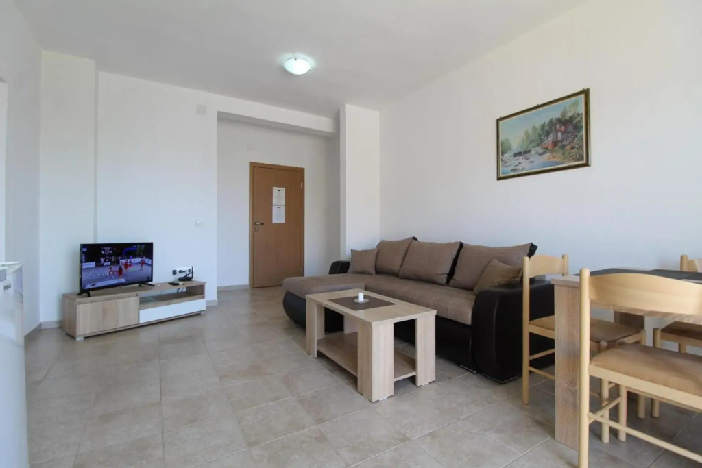 Cejovic Apartments & Pool
