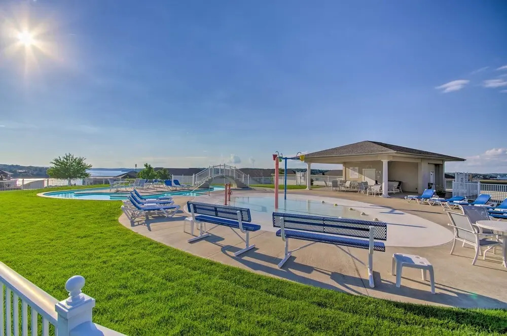 Relax by Pools: Top-floor Lands End Corner Unit