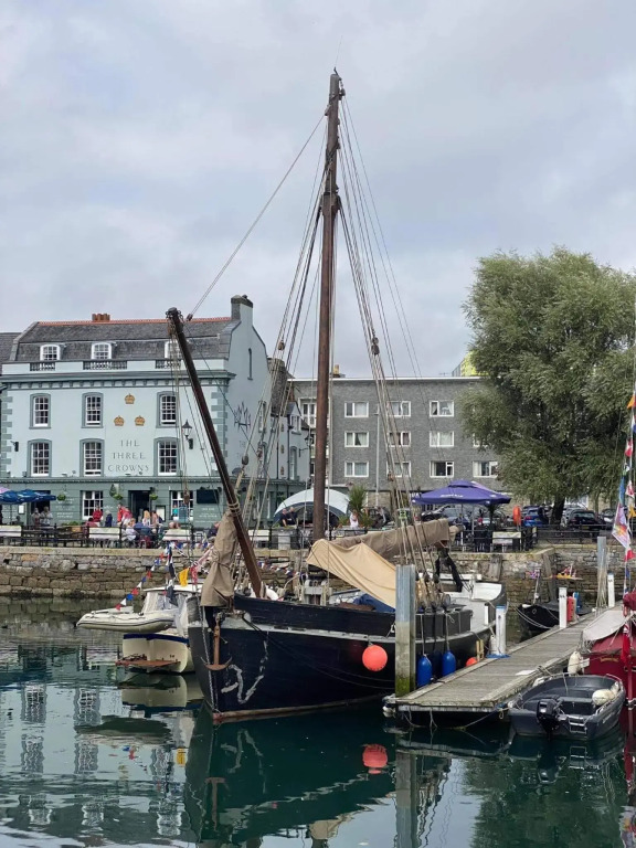 City centre apartment with south facing patio close to the harbour