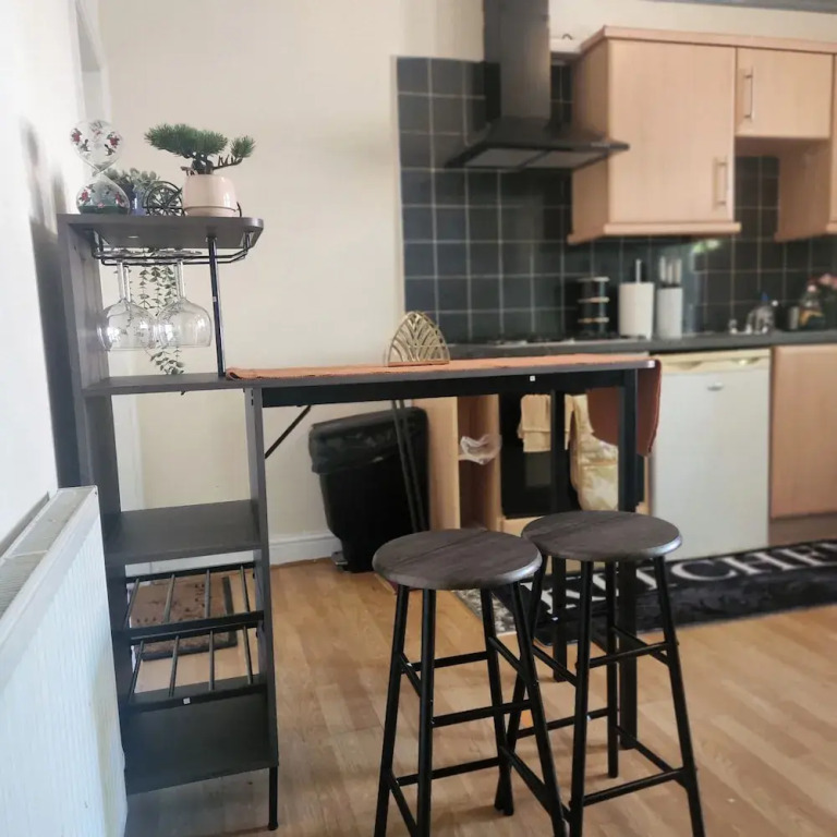 Tettenhall Road Retreat - Modern Apartment