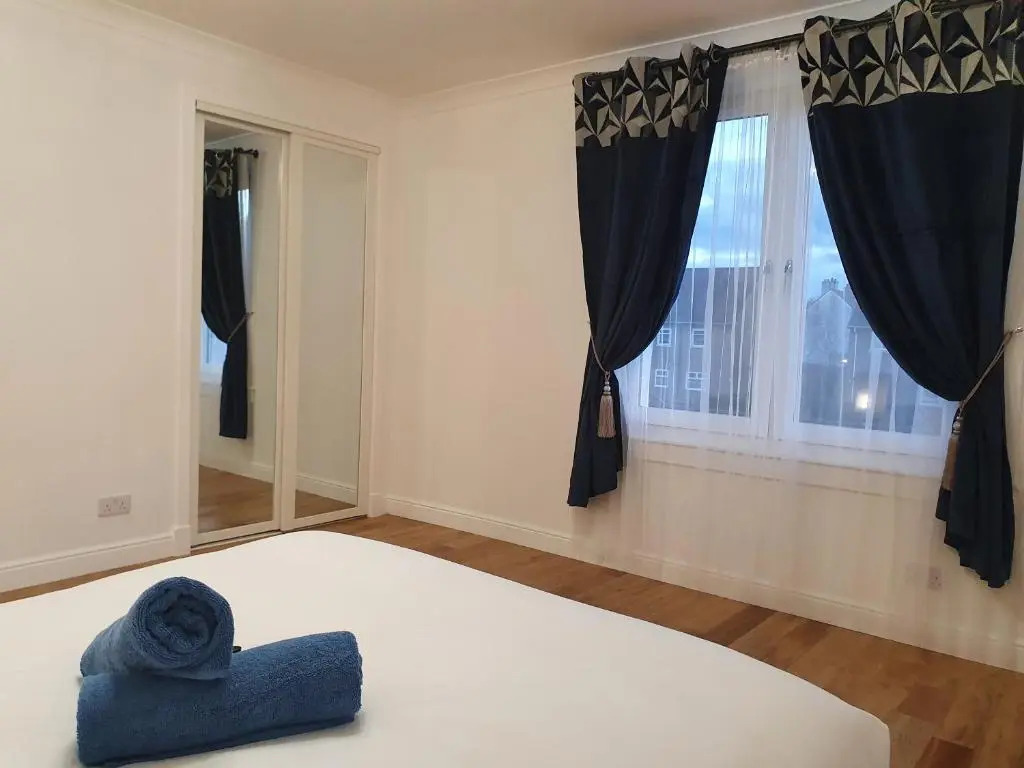 Glasgow Comfortable and Modern 3 Bedroom Mid Terraced Villa