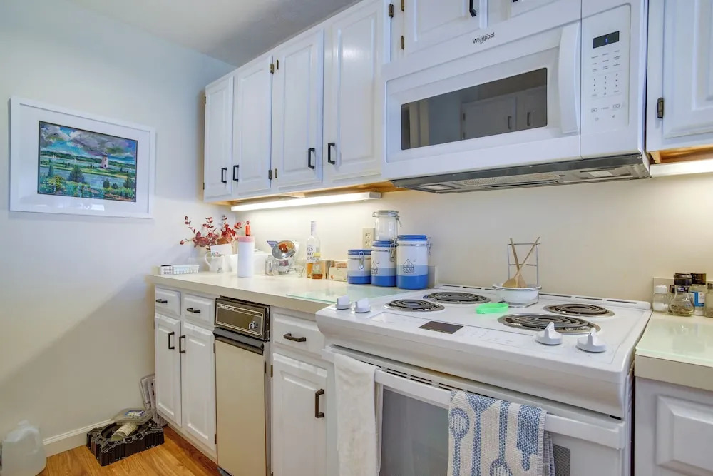 Breezy Oak Bluffs Condo - Steps to Inkwell Beach!
