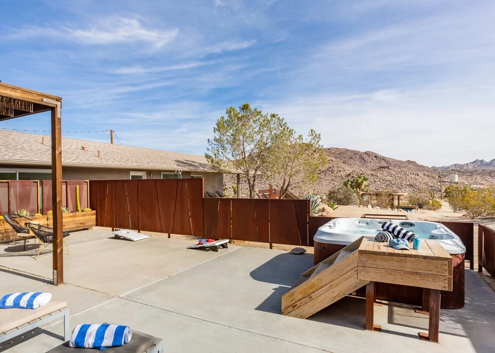 Smoketree by Avantstay An Oasis w/ Two Kitchens, Pool, Hot Tub & Air Streamer!
