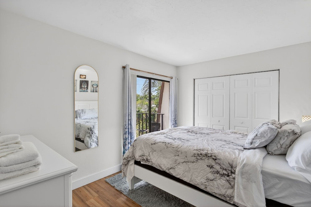 Bright & Cozy Townhome · Pool & Near Downtown