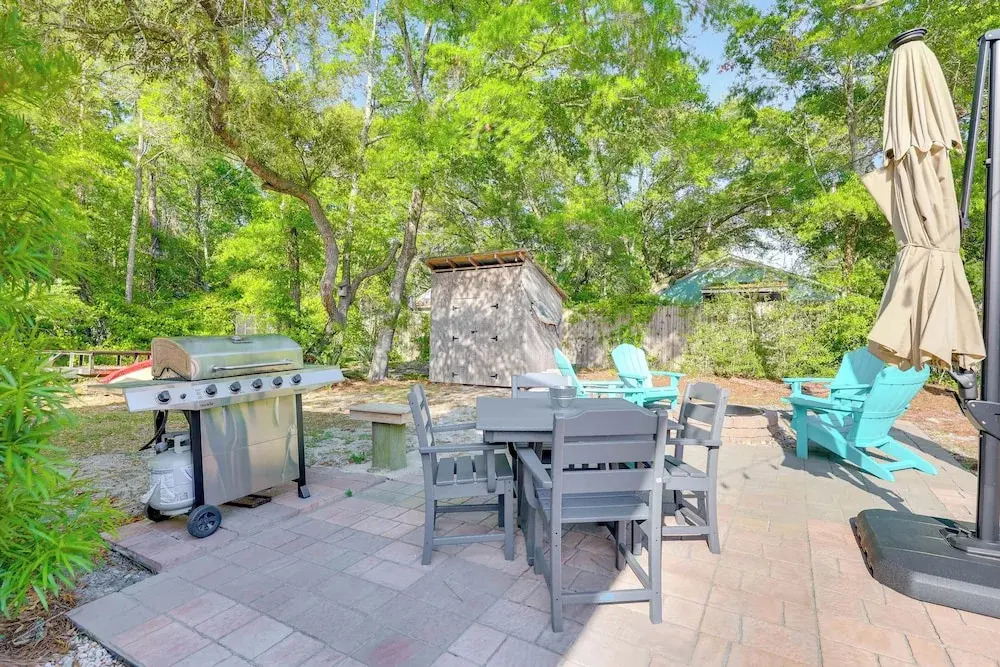 Modern Oak Island Escape: 1 Mile to Long Beach!