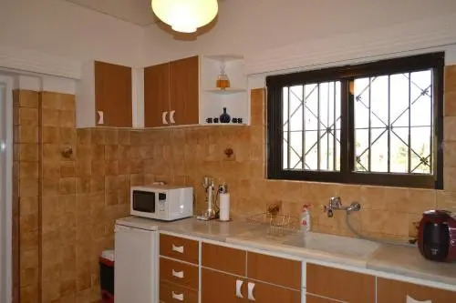 Unwind in a Spacious flat with Gardens near Beach