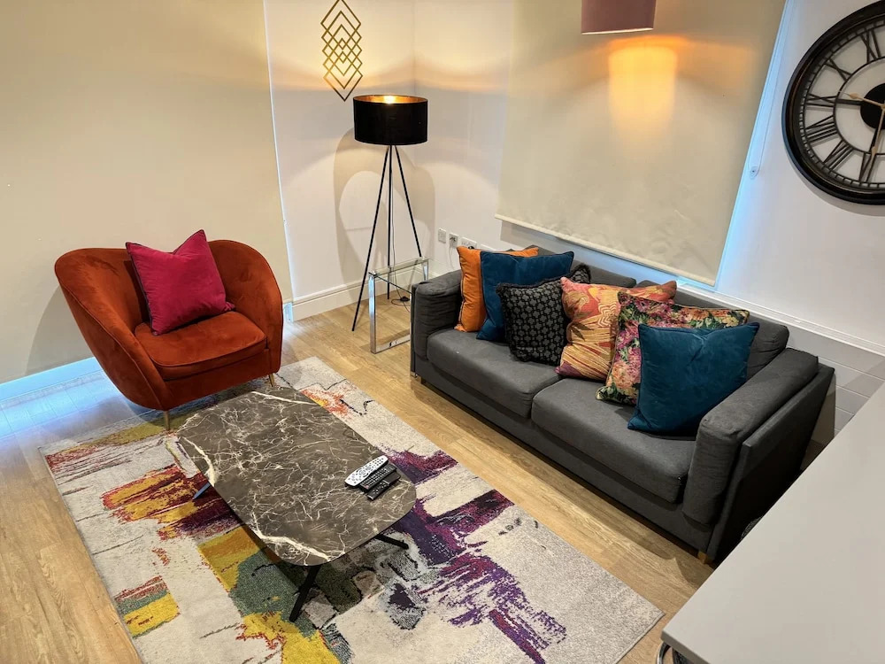 Stunning 2 Bed Apartment With Parking