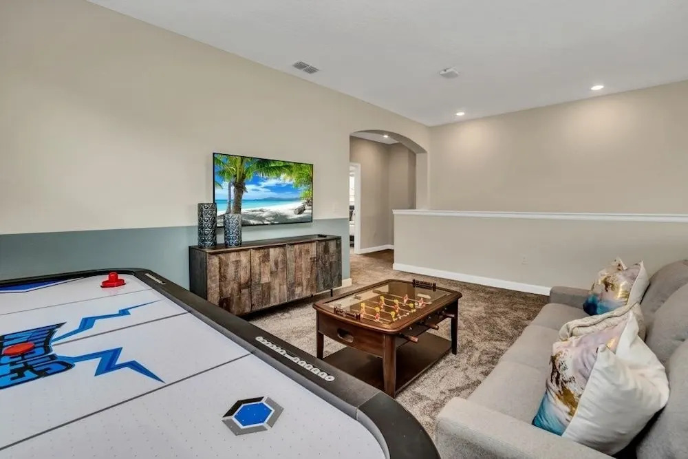 "boutique" Style Home Near Disney! 5 Bedroom Home by RedAwning