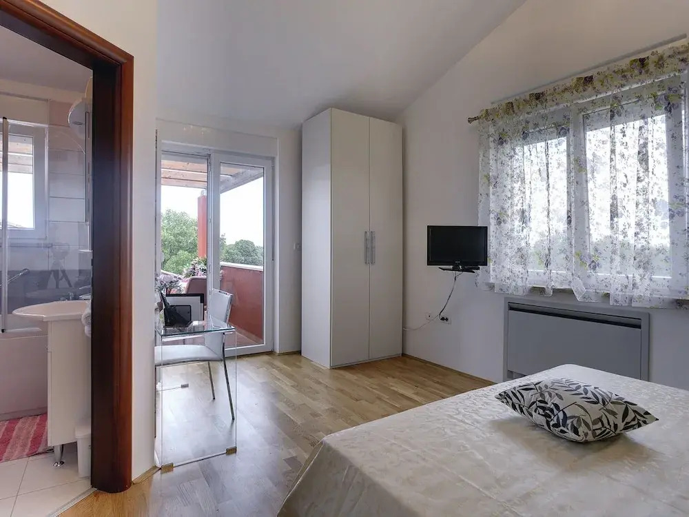 Villa in Bratulici With Pool Near Beach