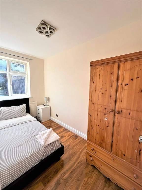 Large & Cozy 5-bed House in a Quiet Dagenham Area