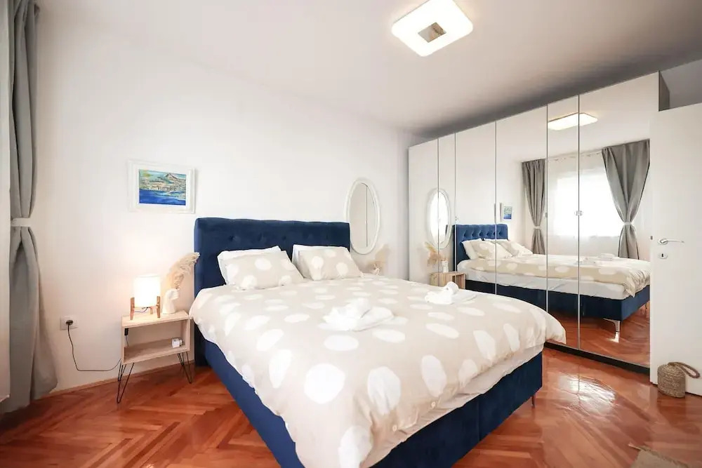 Modern Apartment With Terrace Near old Town