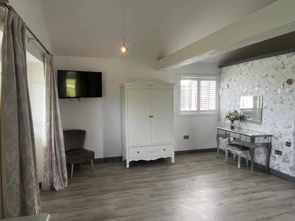The Crown Lodges