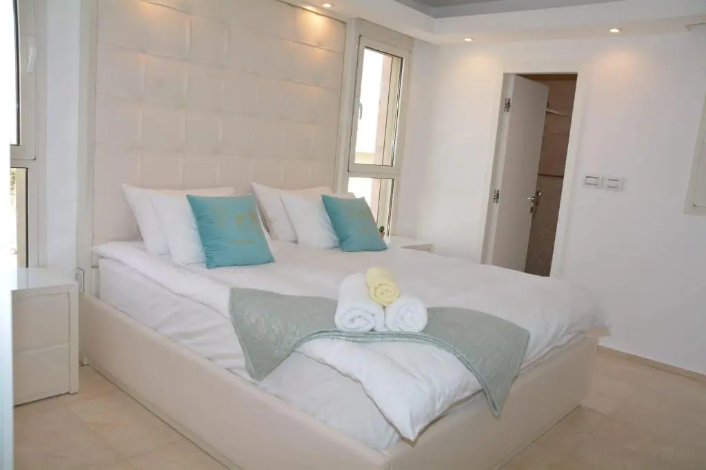Renovated 3 Bedroom - Residence with Pool next the Beach