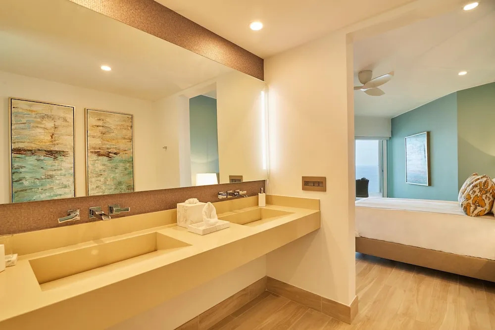 Luxurious Oceanfront Living, Minutes From Downtown: Villa Land's End