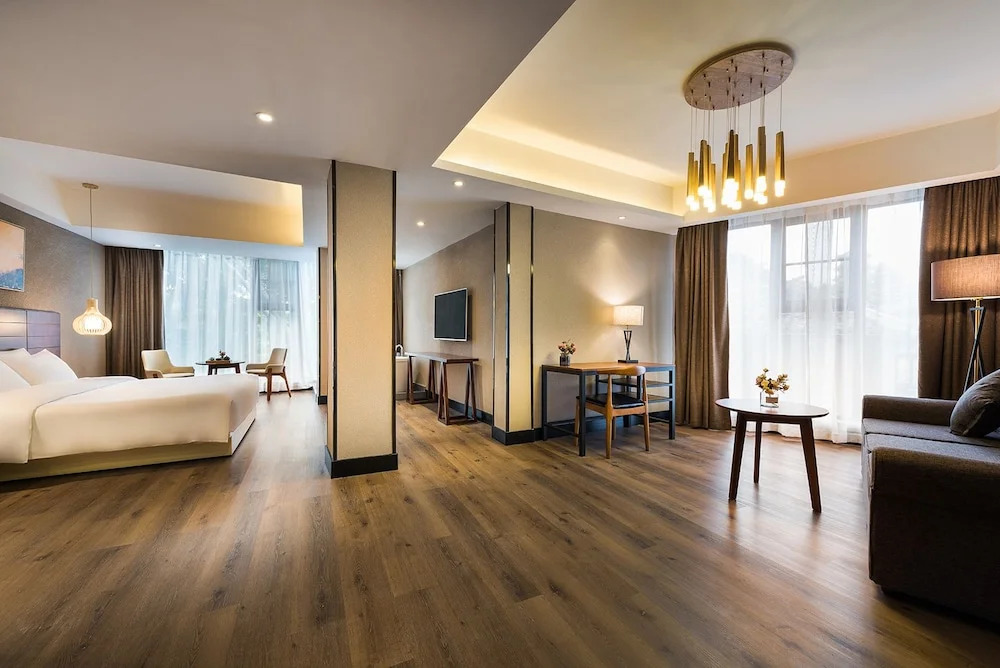Wandering Around Xiangshan Hotel