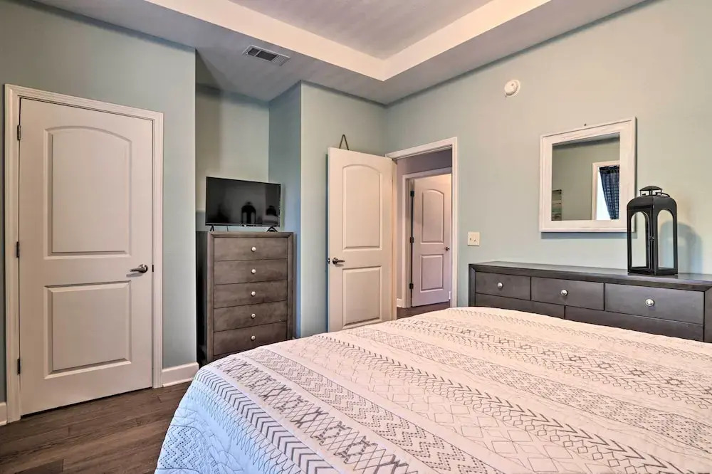 Waterfront Bean Station Condo w/ Balcony & Views!