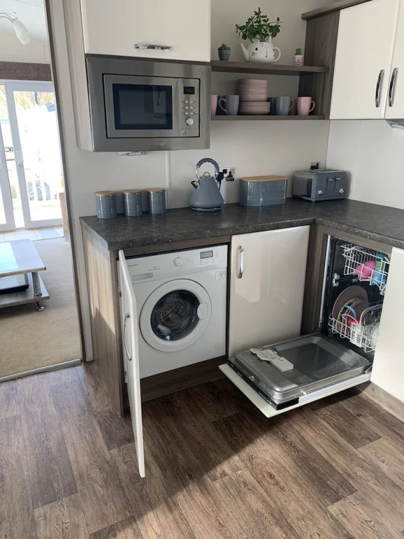 Caravan - Sleeps 6 - Patio, Parking