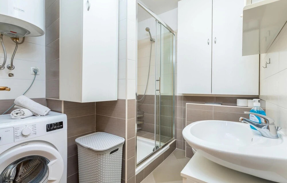 Amazing Apartment in Valbandon With Wifi and 2 Bedrooms