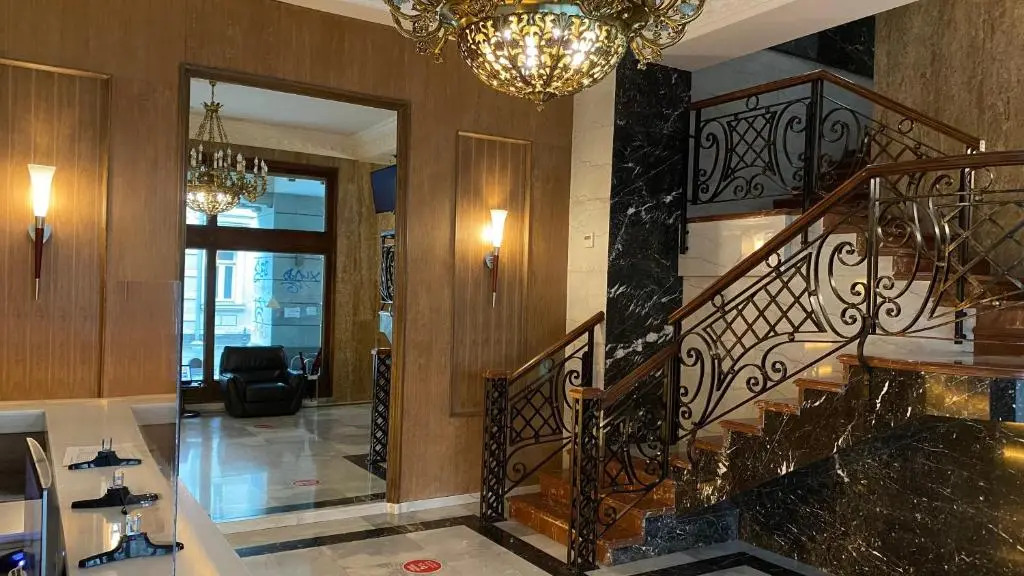 Redline Hotel