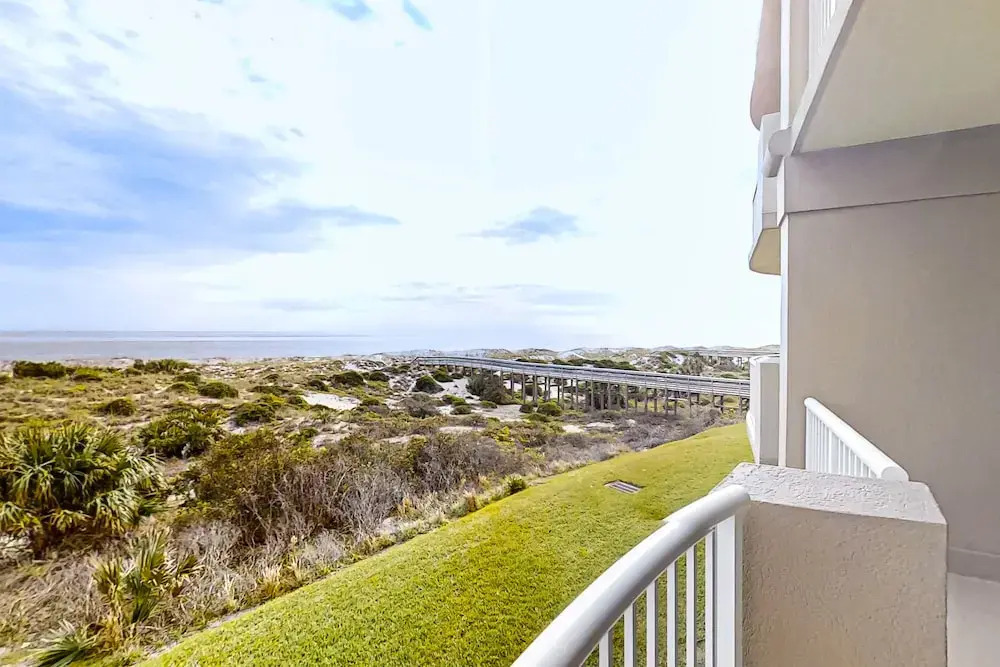 Luxurious Oceanfront Condo With Private Balcony, 2 Pools, and Beach Access