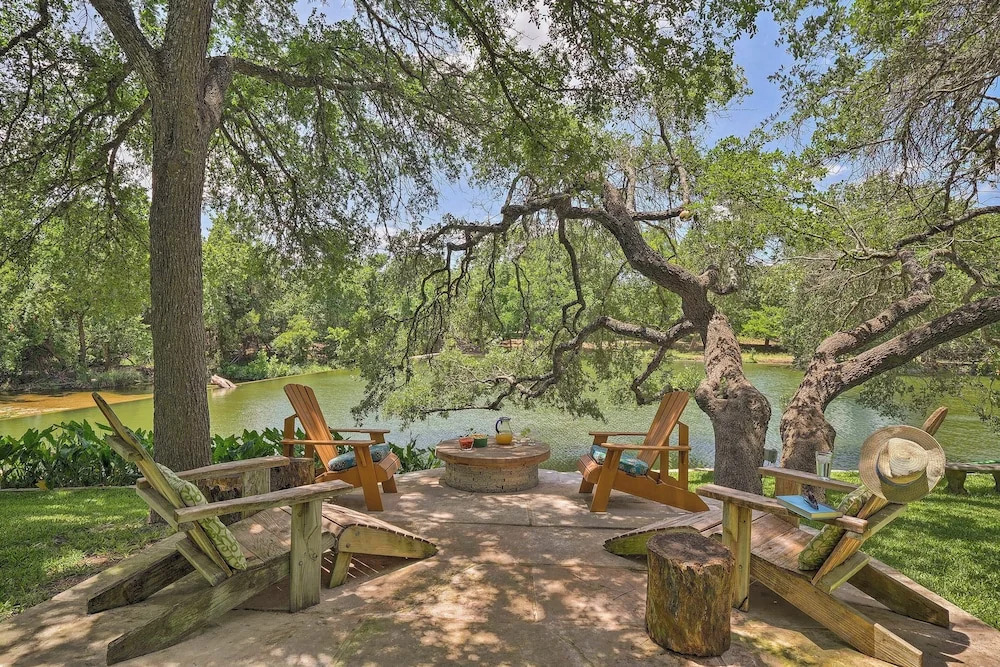 Round Rock Lakefront Home w/ Water Toys & Fire Pit