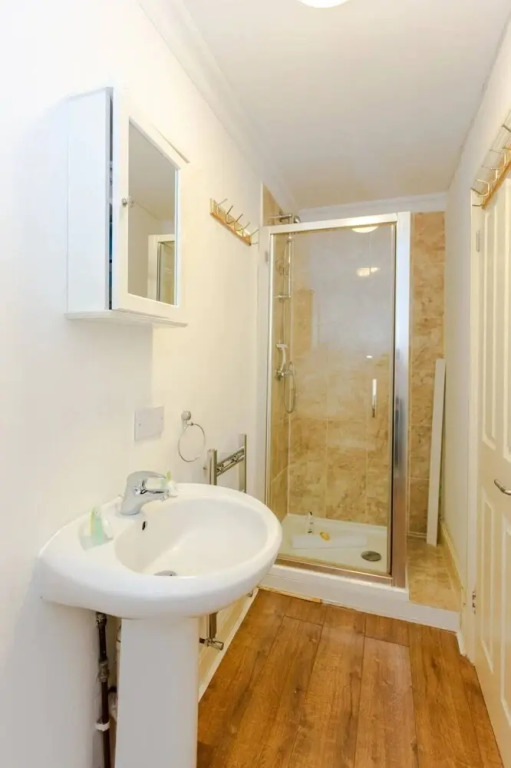 Airy Studio Apartment in Vibrant East London