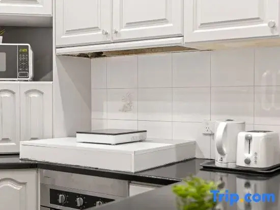 Kensington Double Room - Central & Affordable - Shared Bathroom & Kitchen