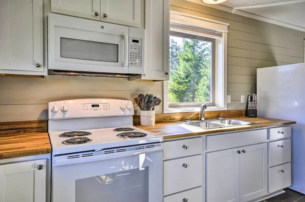 Scenic Studio w/ Loft & View of the Columbia River