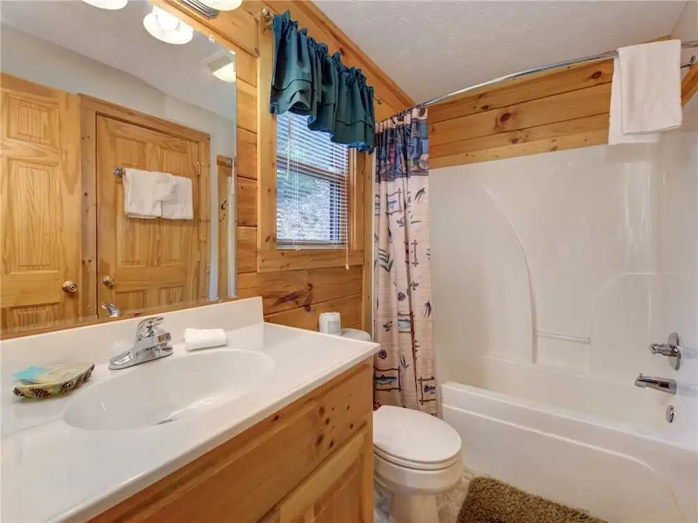 Komfy Kozy 3 Bedroom Home with Hot Tub