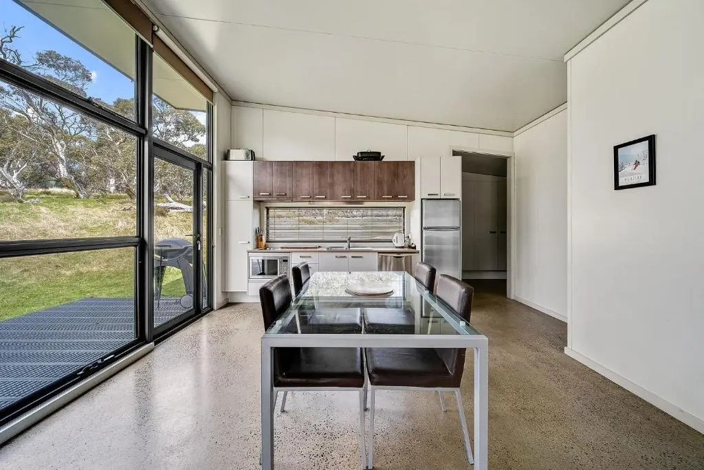 Ecocrackenback 16 'Sustainable, luxurious chalet close to the slopes.'