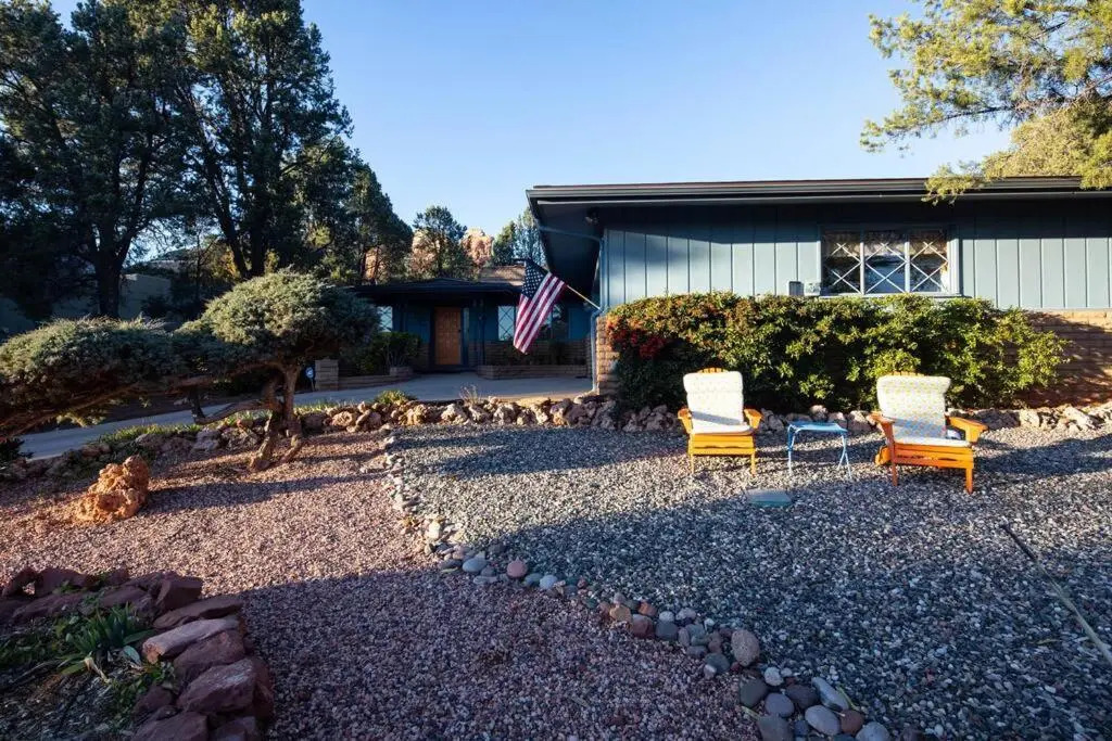 Red Rocks Retro! Stunning Views and Hot Tub!