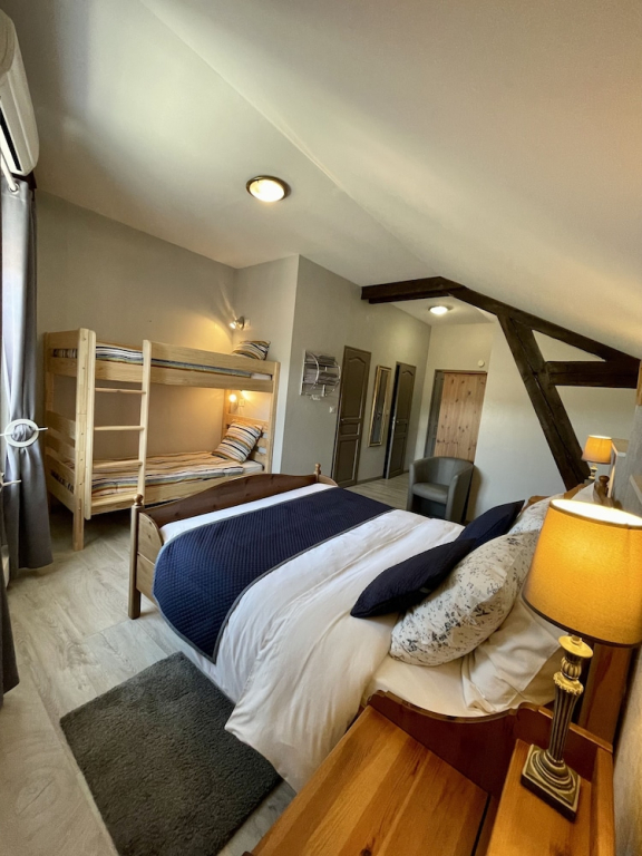 LOustaloise - Chambres et table dhôtes prés de Béziers- Alex est cuisinier de métier- Piscine avec transats et parasols terrasse parking privé et garage à vélos motos- Labellisée Accueil vélo et Vignoble et découverte