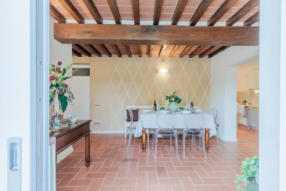 Farmhouse in Lucca with Infinity Pool