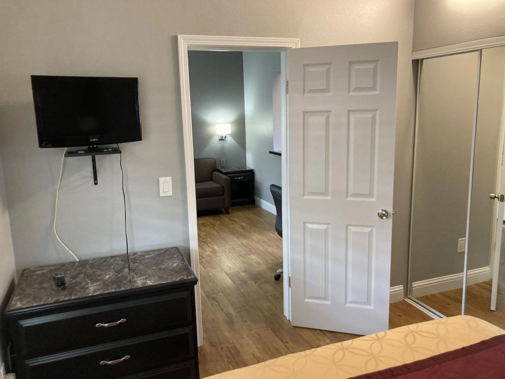 Tri-Valley Inn & Suites