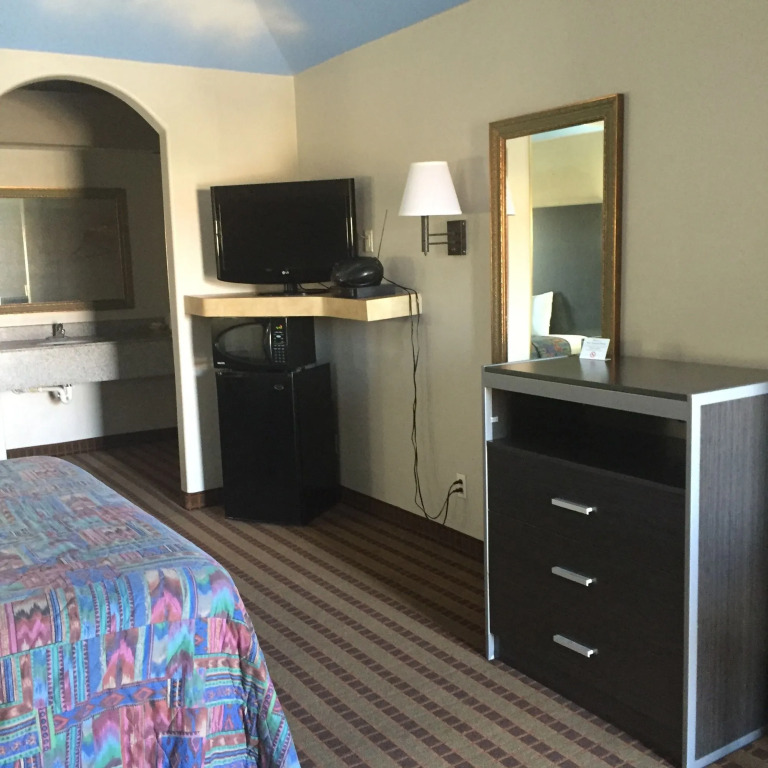 Camelot Inn & Suites Veterans Memorial NW Houston
