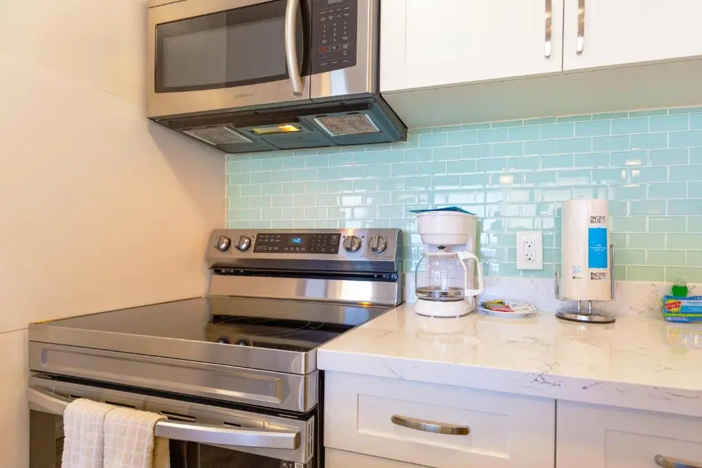 Beautiful 18th Floor with Panoramic Ocean Views 1 Block to Beach Free Parking & Wifi