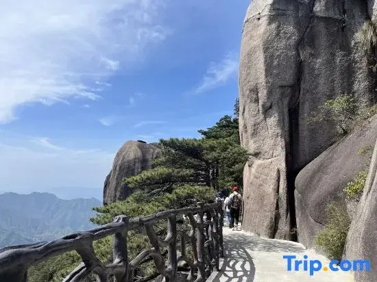 Sanqing Mountain Hongshan Homestay (Gangshou Cableway Station)