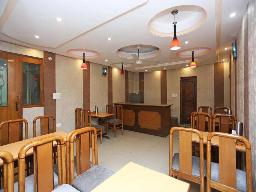 OYO 4889 Hotel Moon 2