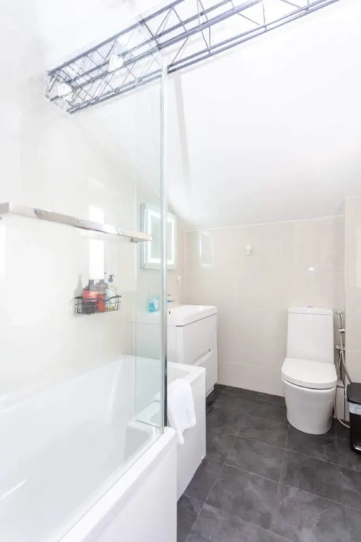 Bright 2 Bedroom House in Stratford With Garden