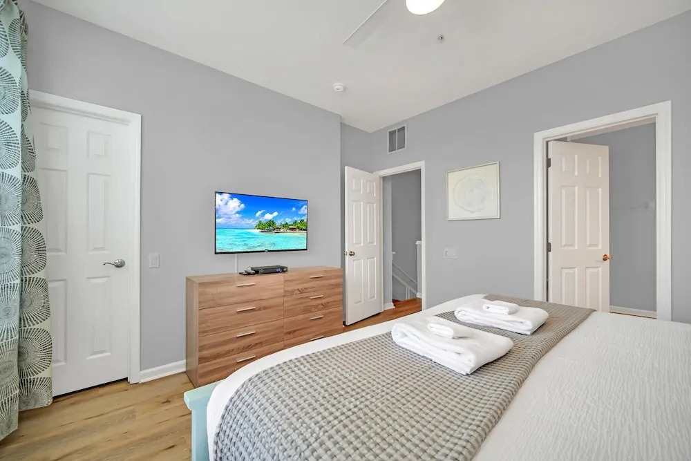 Spacious and Modern Townhome! Close to Attractions and Conventions Center! 3vc5014-10