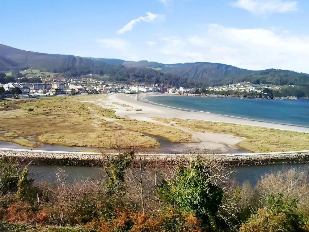 House With 4 Bedrooms in Ourol, With Wonderful Mountain View and Enclo