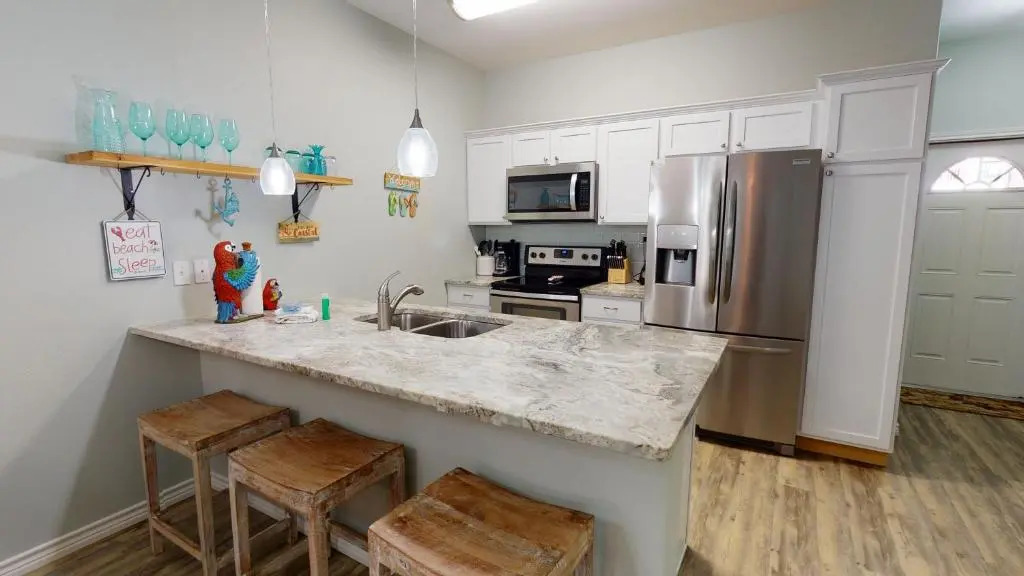 BC202 Funky Parrot, Heated Saltwater Pool, Short Walk to Beach, Gameroom