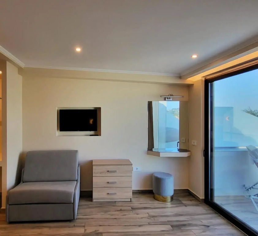 Paradise Hotel & Bar