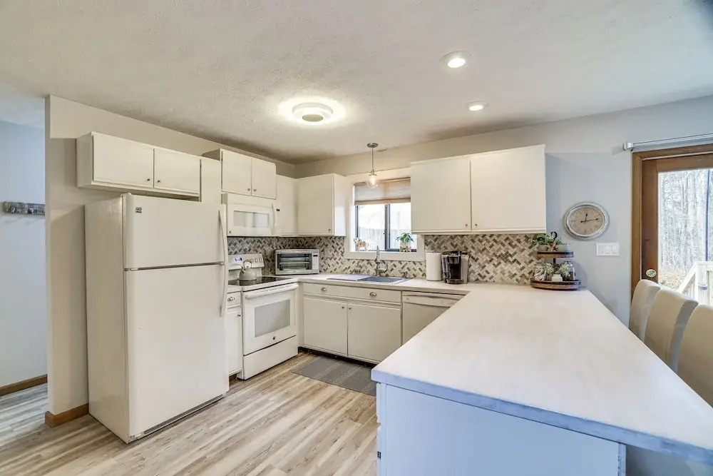 Pocono Pines Home w/ Private Hot Tub!