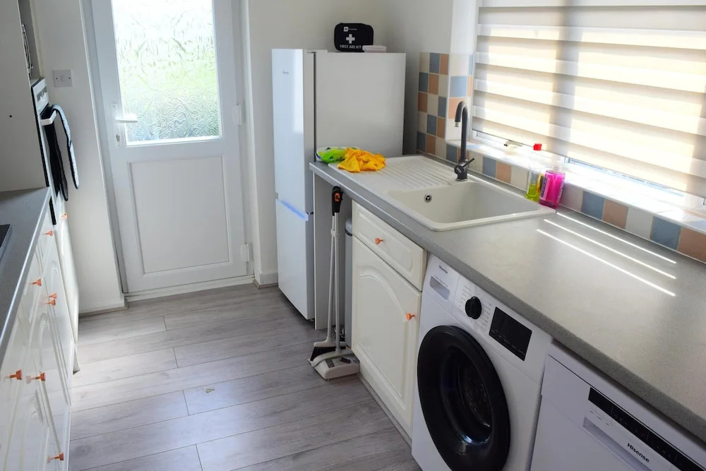 Charming 4-bed Cottage in Hayling Island - Hot Tub