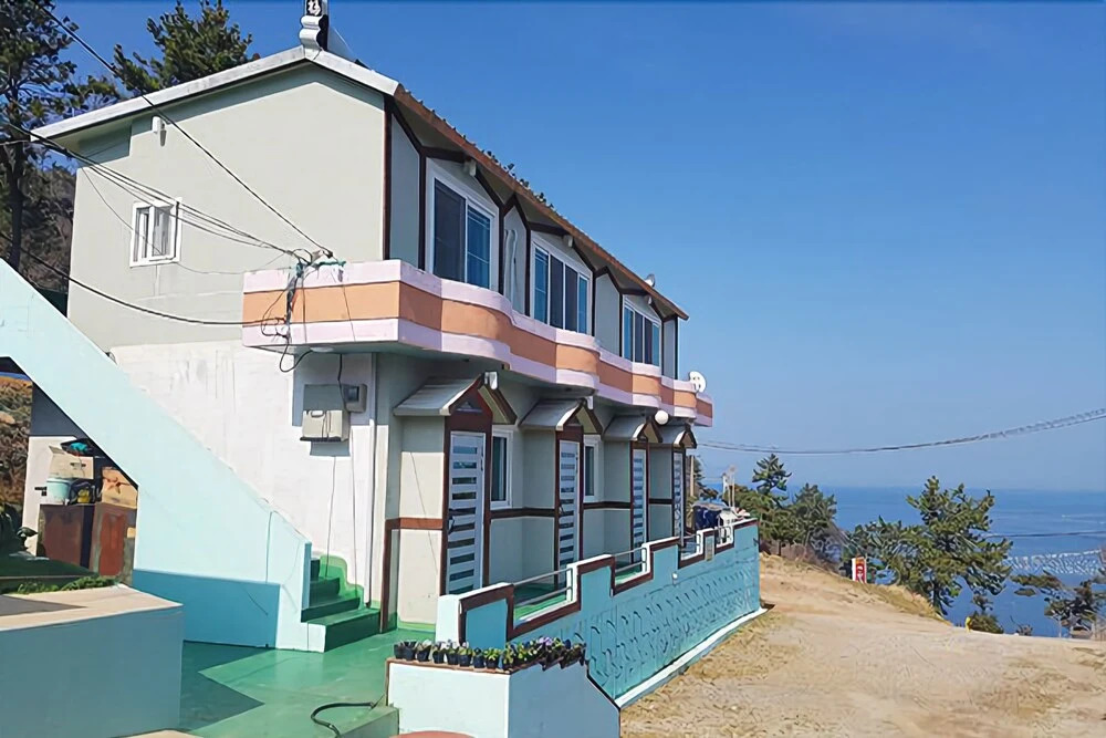 Yeosu Hyangilam Jeonmangdae Pension